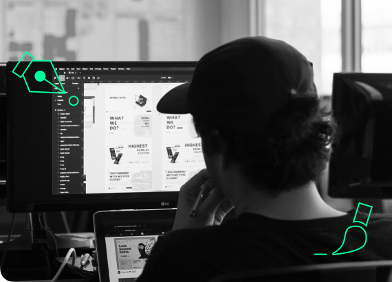 Foto demonstrativa sobre design UX/UI com uma pessoa olhando para a tela do computador com arquivo de design.