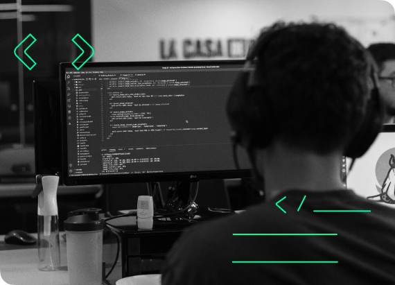 Foto demonstrativa sobre desenvolvimento de software com uma pessoa olhando para a tela do computador com códigos de desenvolvimento.