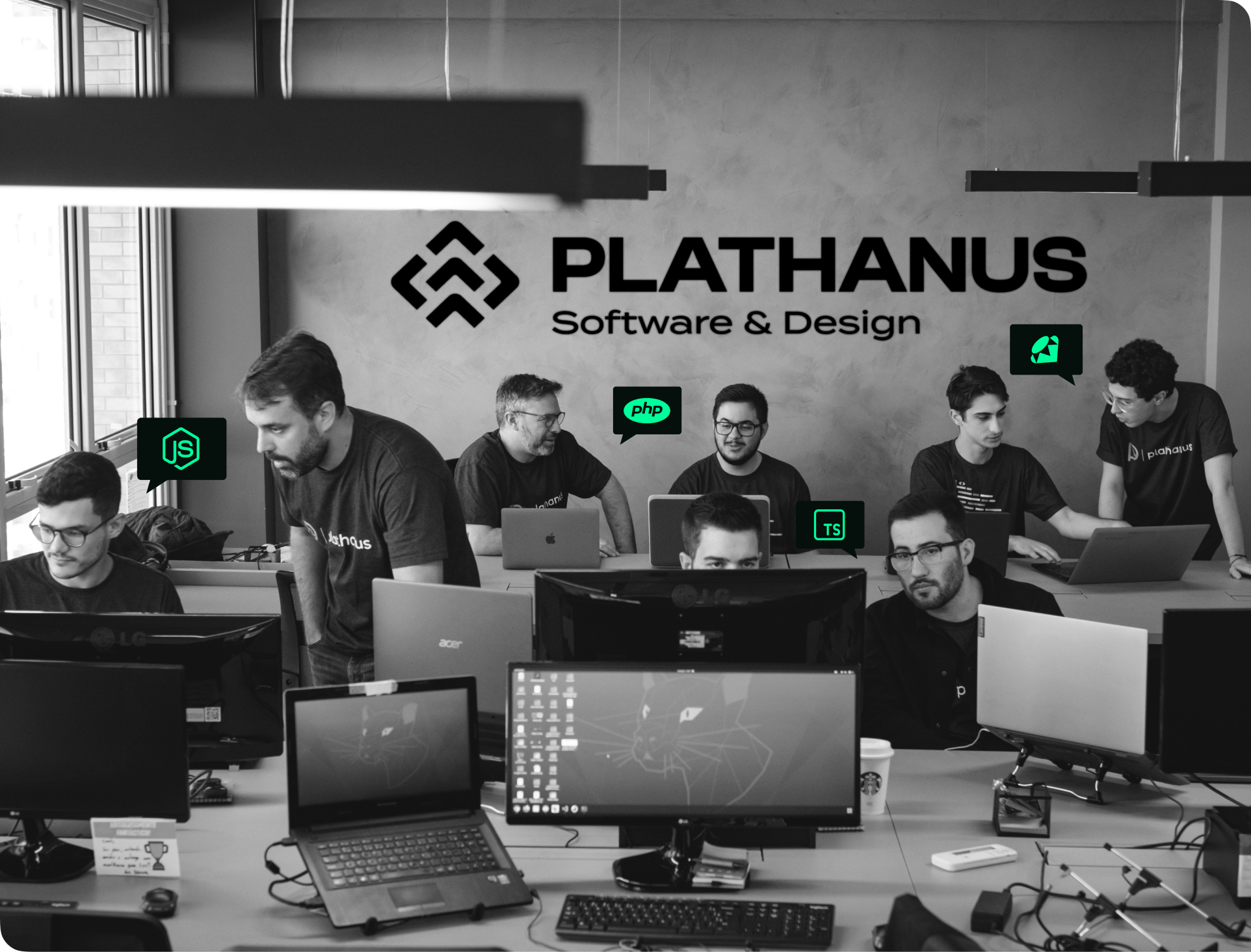 Foto da equipe composta por 8 pessoas interagindo no escritótio da Plathanus
